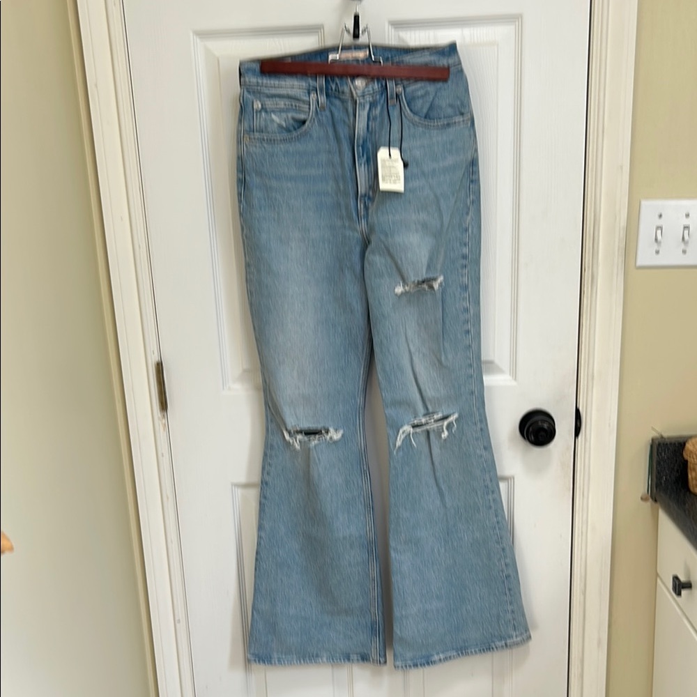 Distressed Levi’s Light Blue Women's Jeans